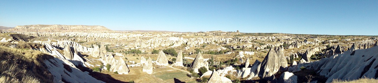 Panorama-Blick in die Täler und Tuffsteinkegel von Kappadokien