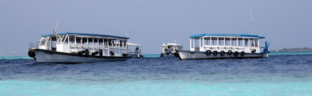 Fährboote für Touristen auf Malé