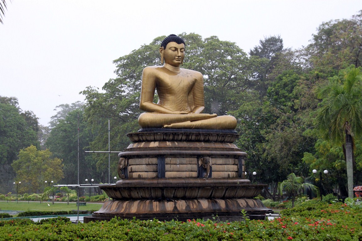 Goldener Buddha in Colombo