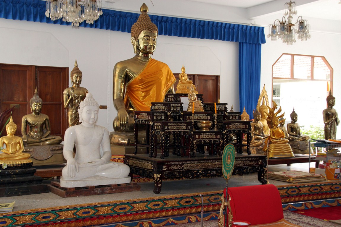 Buddhas im Wat Mongkhon Nimit