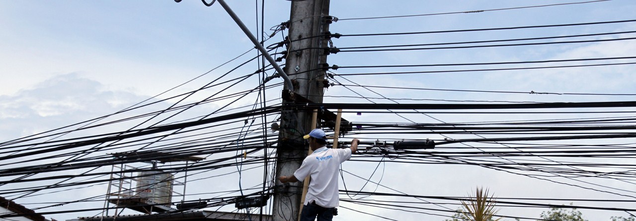 Viele Leitungen in Phuket - Strom, DSL, WLAN-Kabel?!