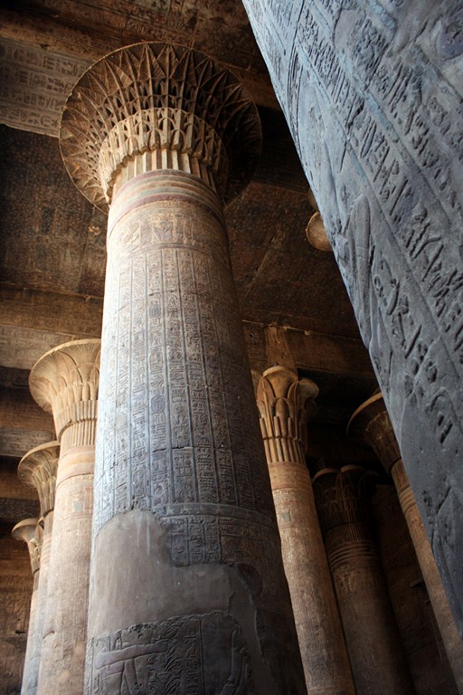 Säulen vom Tempel in Esna