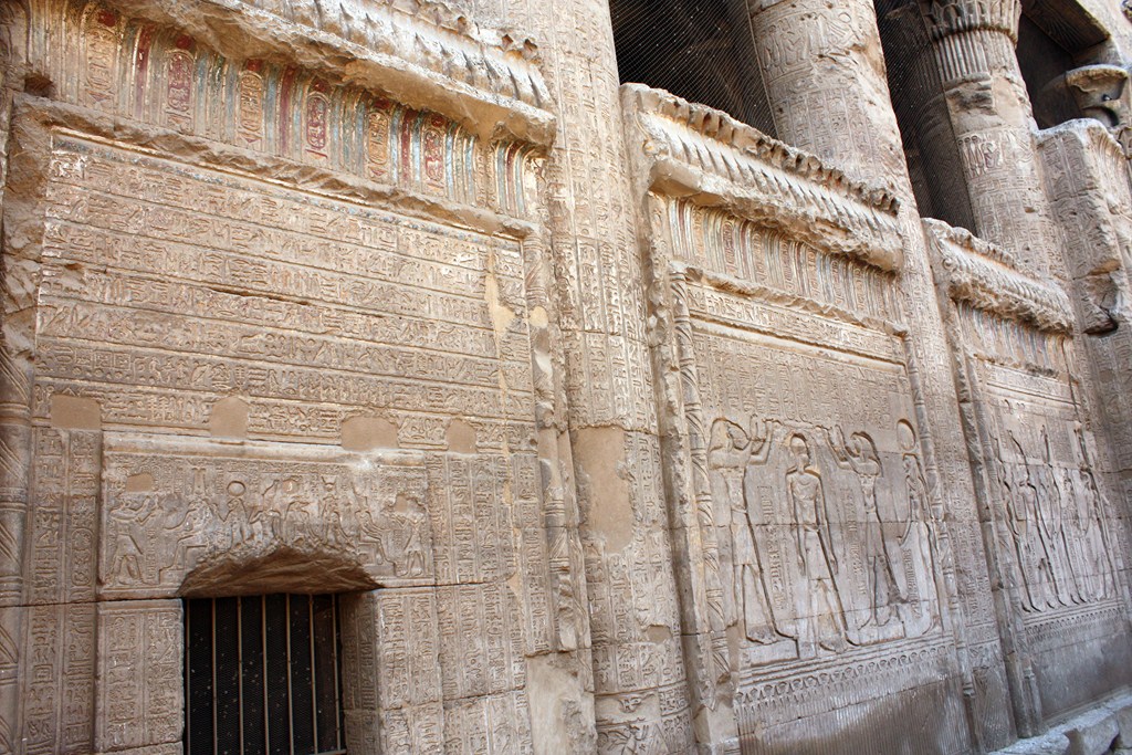 Reliefs im Chnum Tempel
