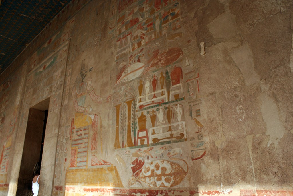Bunte Reliefs im Tempelinneren