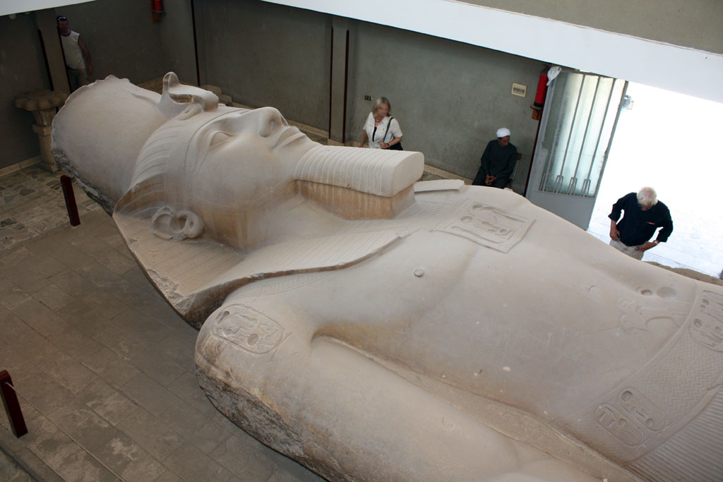 Kolossalstatue von Ramses II in Memphis