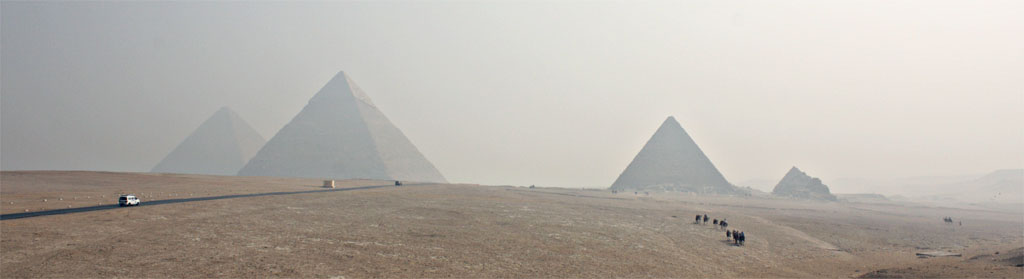 Pyramiden von Gizeh im Smog