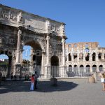 Siegestor in Rom und Kolosseum