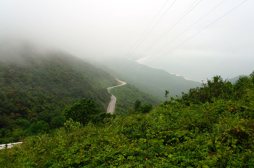 Wolkenpass Hue - Straße zwischen Nebel